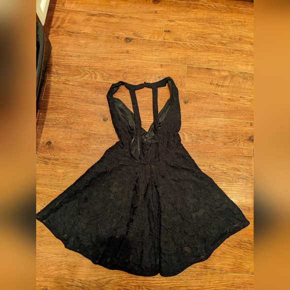 Bebe Francesca Deep V Dress - Picture 5 of 9